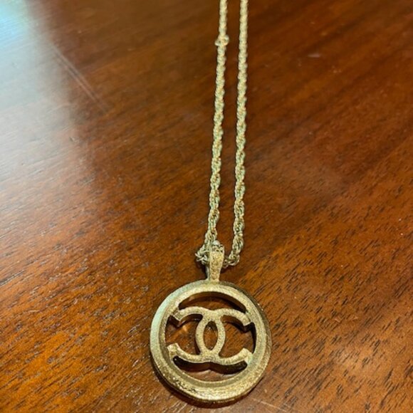 Chanel CC Logo Pearl Round Pendandt Necklace- Gold Tone, Made in France - Picture 3 of 6